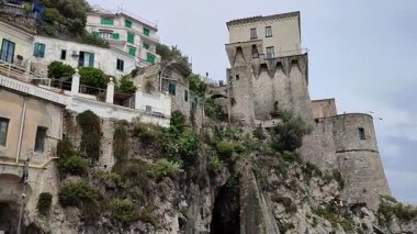 Cetara, Campania, İtalya - 23 Nisan 2025: 16. yüzyıl Genel Valilik Kulesi Marina plajından görüldü