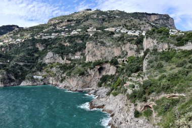 Conca dei Marini, Campania, İtalya 1 Ekim 2022: Capo di Conca 'dan Praiano' ya doğru uzanan Amalfi Sahili