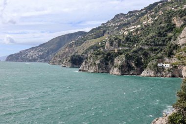 Conca dei Marini, Campania, İtalya 1 Ekim 2022: Capo di Conca 'dan Praiano' ya doğru uzanan Amalfi Sahili