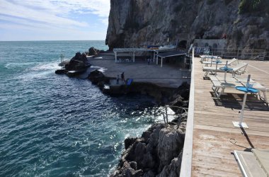 Conca dei Marini, Campania, İtalya 1 Ekim 2022: Capo di Conca 'da plaj tatil köyü