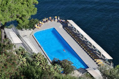 Conca dei Marini, Campania, İtalya 1 Ekim 2022: Amalfi kıyısı boyunca denize bakan Belvedere Oteli 'nin yüzme havuzu