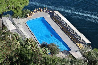 Conca dei Marini, Campania, İtalya 1 Ekim 2022: Amalfi kıyısı boyunca denize bakan Belvedere Oteli 'nin yüzme havuzu