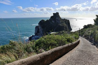 Conca dei Marini, Campania, İtalya 1 Ekim 2022: 16. yüzyıl gözcü kulesi Capo di Conca 'nın kayalık çıkıntısı üzerinde