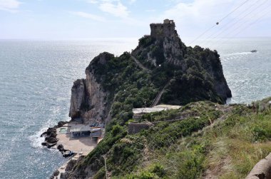 Conca dei Marini, Campania, İtalya 1 Ekim 2022: 16. yüzyıl gözcü kulesi Capo di Conca 'nın kayalık çıkıntısı üzerinde