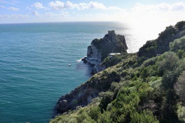 Conca dei Marini, Campania, İtalya 1 Ekim 2022: 16. yüzyıl gözcü kulesi Capo di Conca 'nın kayalık çıkıntısı üzerinde