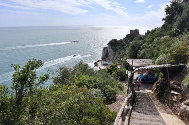 Conca dei Marini, Campania, İtalya 1 Ekim 2022: 16. yüzyıl gözcü kulesi Capo di Conca 'nın kayalık çıkıntısı üzerinde