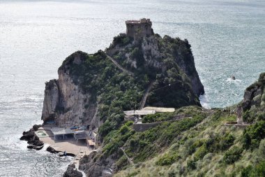 Conca dei Marini, Campania, İtalya 1 Ekim 2022: 16. yüzyıl gözcü kulesi Capo di Conca 'nın kayalık çıkıntısı üzerinde