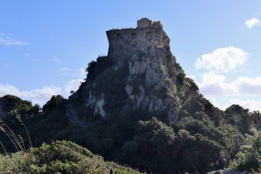 Conca dei Marini, Campania, İtalya 1 Ekim 2022: 16. yüzyıl gözcü kulesi Capo di Conca 'nın kayalık çıkıntısı üzerinde