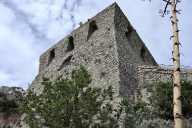 Conca dei Marini, Campania, İtalya 1 Ekim 2022: 16. yüzyıl gözcü kulesi Capo di Conca 'nın kayalık çıkıntısı üzerinde