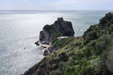 Conca dei Marini, Campania, İtalya 1 Ekim 2022: 16. yüzyıl gözcü kulesi Capo di Conca 'nın kayalık çıkıntısı üzerinde