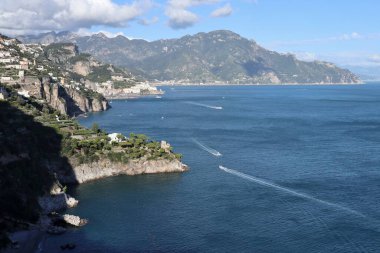 Conca dei Marini, Campania, İtalya 1 Ekim 2022: 16. yüzyıl gözlem kulesi Via Pistello bakış açısıyla Capo Vettica 'nın kayalık çıkıntısı üzerinde