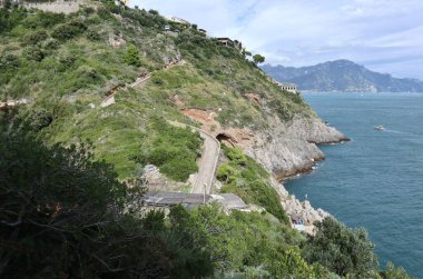Conca dei Marini, Campania, İtalya 1 Ekim 2022: Capo di Conca 'dan Amalfi' ye doğru uzanan Amalfi Sahili