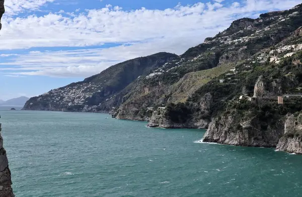 Conca dei Marini, Campania, İtalya 1 Ekim 2022: Capo di Conca 'dan Praiano' ya doğru uzanan Amalfi Sahili