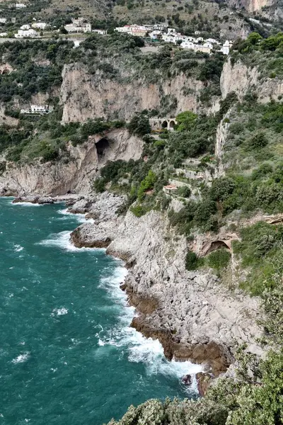 Conca dei Marini, Campania, İtalya 1 Ekim 2022: Capo di Conca 'dan Praiano' ya doğru uzanan Amalfi Sahili