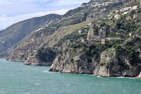 Conca dei Marini, Campania, İtalya 1 Ekim 2022: Capo di Conca 'dan Praiano' ya doğru uzanan Amalfi Sahili