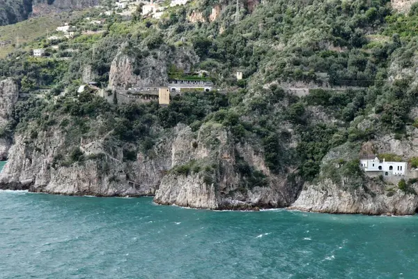 Conca dei Marini, Campania, İtalya 1 Ekim 2022: Capo di Conca 'dan Praiano' ya doğru uzanan Amalfi Sahili