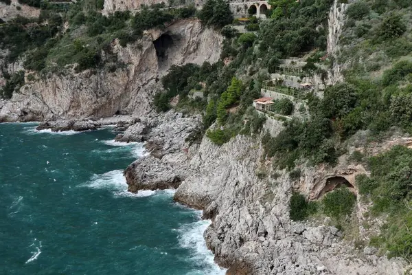 Conca dei Marini, Campania, İtalya 1 Ekim 2022: Capo di Conca 'dan Praiano' ya doğru uzanan Amalfi Sahili