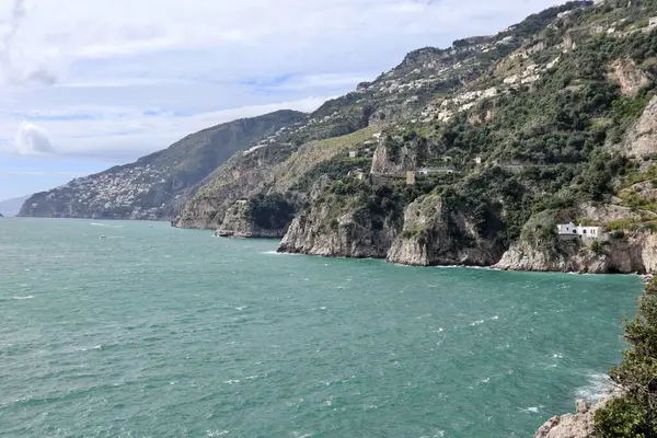 Conca dei Marini, Campania, İtalya 1 Ekim 2022: Capo di Conca 'dan Praiano' ya doğru uzanan Amalfi Sahili