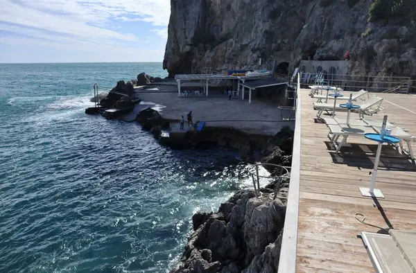 Conca dei Marini, Campania, İtalya 1 Ekim 2022: Capo di Conca 'da plaj tatil köyü