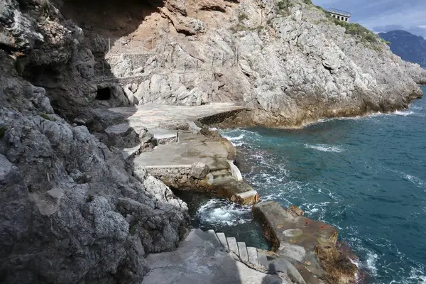 Conca dei Marini, Campania, İtalya 1 Ekim 2022: Capo di Conca 'da plaj tatil köyü