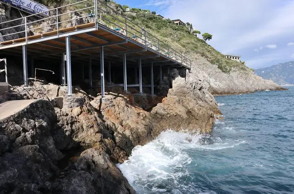 Conca dei Marini, Campania, İtalya 1 Ekim 2022: Capo di Conca 'da plaj tatil köyü