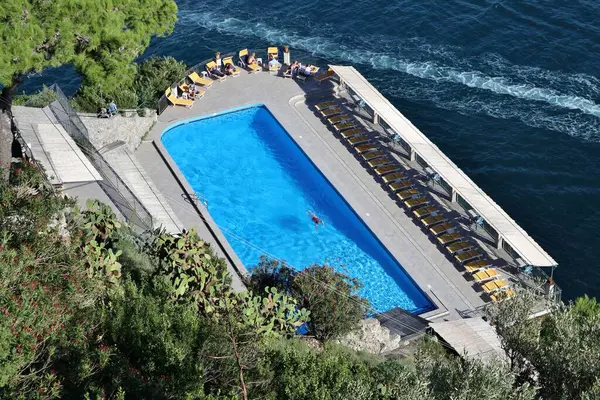 Conca dei Marini, Campania, İtalya 1 Ekim 2022: Amalfi kıyısı boyunca denize bakan Belvedere Oteli 'nin yüzme havuzu