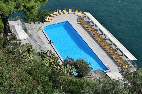 Conca dei Marini, Campania, İtalya 1 Ekim 2022: Amalfi kıyısı boyunca denize bakan Belvedere Oteli 'nin yüzme havuzu