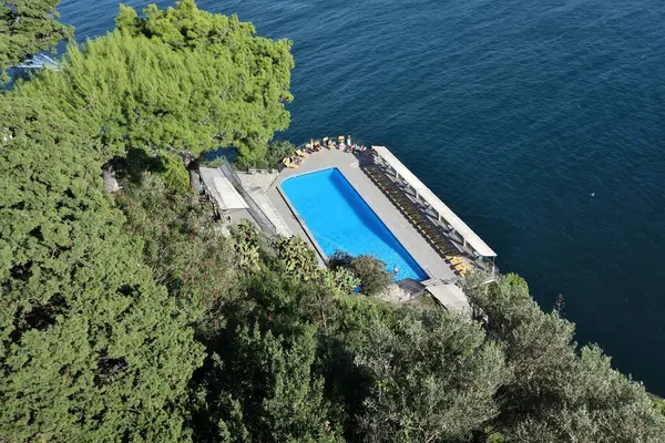 Conca dei Marini, Campania, İtalya 1 Ekim 2022: Amalfi kıyısı boyunca denize bakan Belvedere Oteli 'nin yüzme havuzu