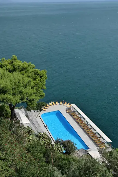 Conca dei Marini, Campania, İtalya 1 Ekim 2022: Amalfi kıyısı boyunca denize bakan Belvedere Oteli 'nin yüzme havuzu