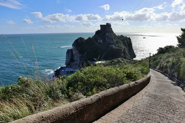 Conca dei Marini, Campania, İtalya 1 Ekim 2022: 16. yüzyıl gözcü kulesi Capo di Conca 'nın kayalık çıkıntısı üzerinde