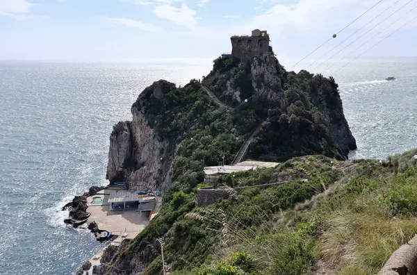 Conca dei Marini, Campania, İtalya 1 Ekim 2022: 16. yüzyıl gözcü kulesi Capo di Conca 'nın kayalık çıkıntısı üzerinde