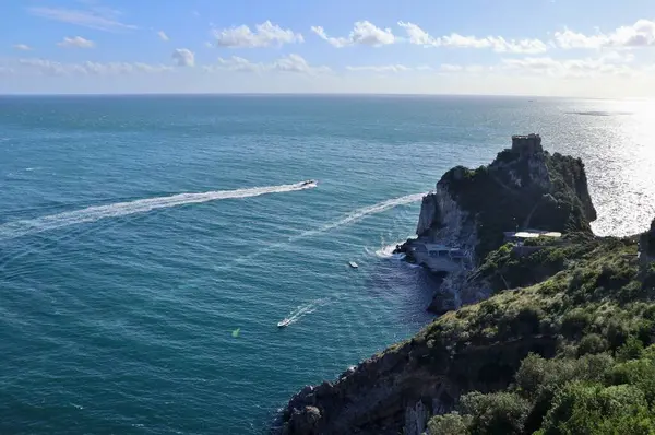 Conca dei Marini, Campania, İtalya 1 Ekim 2022: 16. yüzyıl gözcü kulesi Capo di Conca 'nın kayalık çıkıntısı üzerinde
