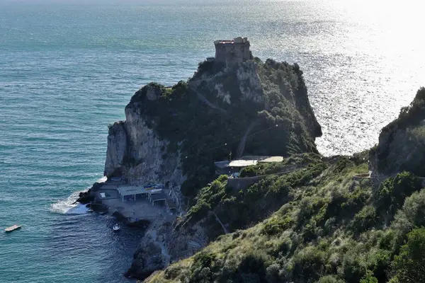 Conca dei Marini, Campania, İtalya 1 Ekim 2022: 16. yüzyıl gözcü kulesi Capo di Conca 'nın kayalık çıkıntısı üzerinde
