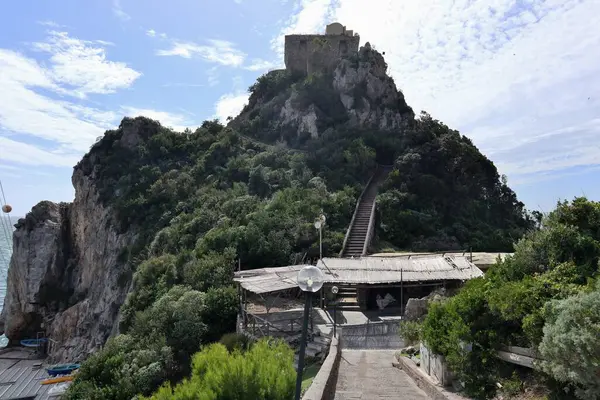 Conca dei Marini, Campania, İtalya 1 Ekim 2022: 16. yüzyıl gözcü kulesi Capo di Conca 'nın kayalık çıkıntısı üzerinde