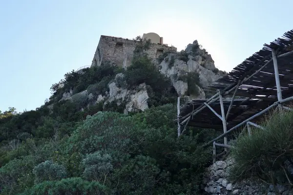 Conca dei Marini, Campania, İtalya 1 Ekim 2022: 16. yüzyıl gözcü kulesi Capo di Conca 'nın kayalık çıkıntısı üzerinde