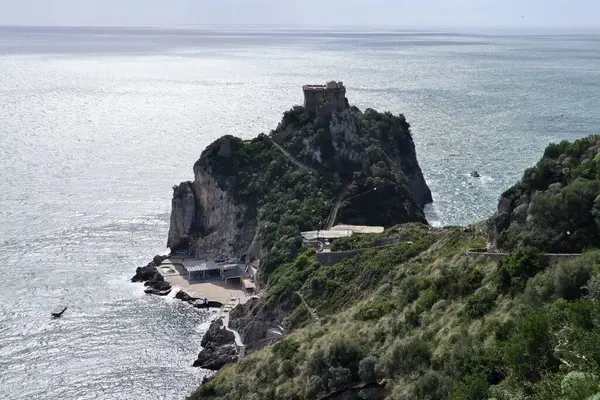 Conca dei Marini, Campania, İtalya 1 Ekim 2022: 16. yüzyıl gözcü kulesi Capo di Conca 'nın kayalık çıkıntısı üzerinde