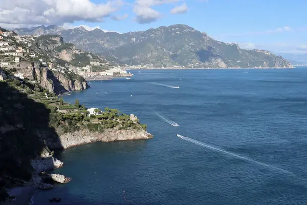 Conca dei Marini, Campania, İtalya 1 Ekim 2022: 16. yüzyıl gözlem kulesi Via Pistello bakış açısıyla Capo Vettica 'nın kayalık çıkıntısı üzerinde