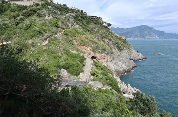 Conca dei Marini, Campania, İtalya 1 Ekim 2022: Capo di Conca 'dan Amalfi' ye doğru uzanan Amalfi Sahili