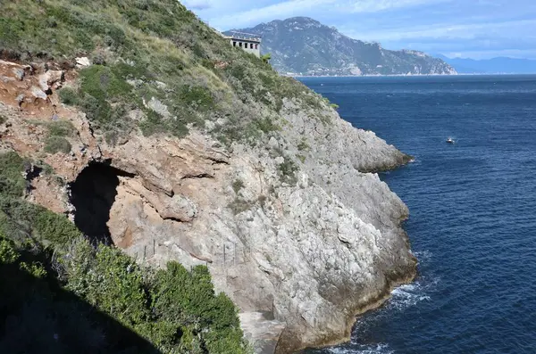 Conca dei Marini, Campania, İtalya 1 Ekim 2022: Capo di Conca 'dan Amalfi' ye doğru uzanan Amalfi Sahili