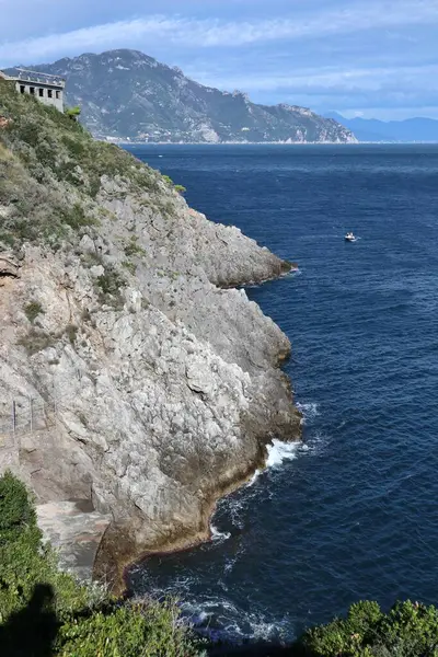 Conca dei Marini, Campania, İtalya 1 Ekim 2022: Capo di Conca 'dan Amalfi' ye doğru uzanan Amalfi Sahili
