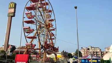 Benevento, Campania, İtalya 14 Haziran 2025: Kutsal Kalp Festivali vesilesiyle Via Giovanni Pascoli 'de geziler düzenlendi