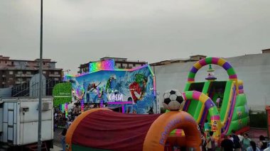 Benevento, Campania, İtalya 14 Haziran 2025: Kutsal Kalp Festivali vesilesiyle Via Giovanni Pascoli 'de geziler düzenlendi