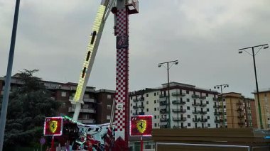 Benevento, Campania, İtalya 14 Haziran 2025: Kutsal Kalp Festivali vesilesiyle Via Giovanni Pascoli 'de geziler düzenlendi