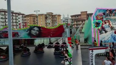 Benevento, Campania, İtalya 14 Haziran 2025: Kutsal Kalp Festivali vesilesiyle Via Giovanni Pascoli 'de geziler düzenlendi