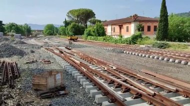 Benevento, Campania, İtalya 30 Mayıs 2023: Yenileme çalışmaları sırasında Appia tren istasyonu