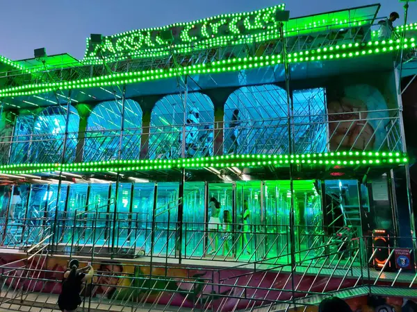 Benevento, Campania, İtalya, 28 Haziran 2025: Madonna delle Grazie şöleni vesilesiyle Via Grimoaldo Re 'de biniciler toplanıyor