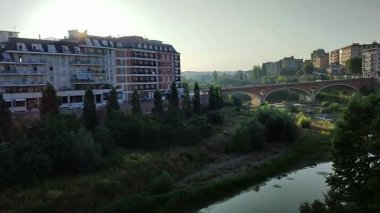 Benevento, Campania, İtalya, 27 Haziran 2025: Madonna delle Grazie şöleni vesilesiyle Via Grimoaldo Re 'de biniciler toplanıyor