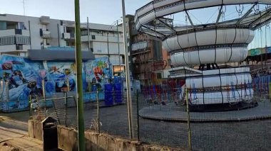 Benevento, Campania, İtalya, 27 Haziran 2025: Madonna delle Grazie şöleni vesilesiyle Via Grimoaldo Re 'de biniciler toplanıyor