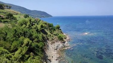 Agropoli, Salerno, Campania, İtalya 25 Haziran 2025: Scoglio di Trentova ile liman kayalıkları arasındaki San Francesco Sahili