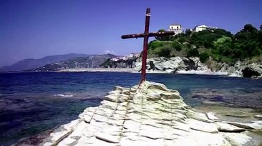 Agropoli, Salerno, Campania, İtalya 25 Haziran 2025 Scoglio di San Francesco Scoglio di Trentova ve liman kayalıkları arasında